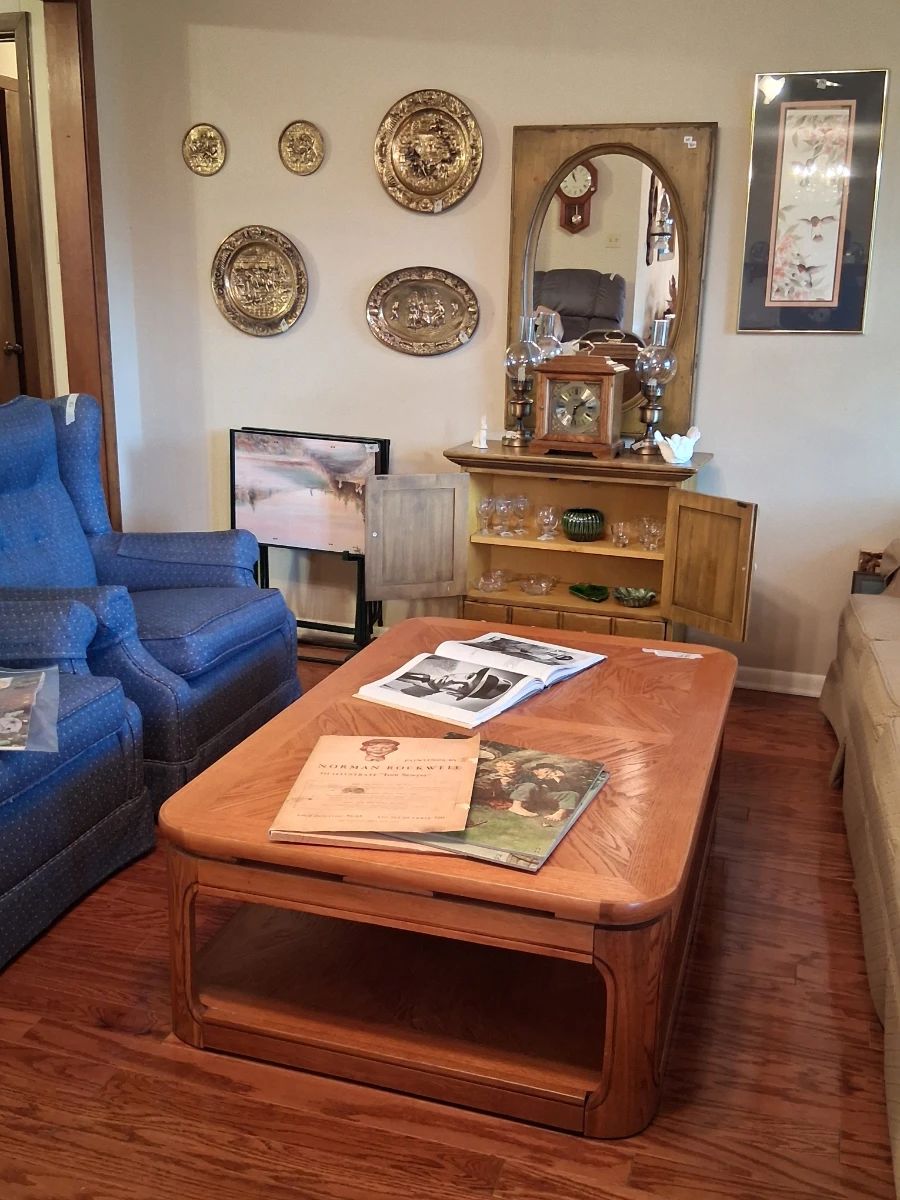 Great coffee table that lifts to eating or puzzle height