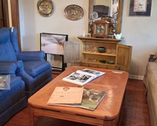 Great coffee table that lifts to eating or puzzle height