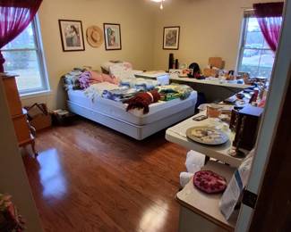 Master holds an almost brand new Queen sleep number 360 adjustable smart bed