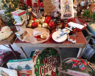 4 tables of Christmas yallll