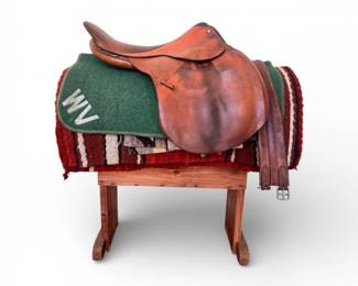 6 LeatherWesternSaddleonWoodenStandwBlankets