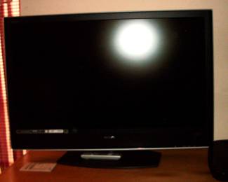 LARGE SONY TV  (IGNORE THE LIGHT IT IS  A  CAMERA FLASH -  TV TURNS ON