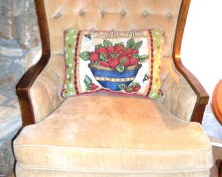 UPHOLSTERED CHAIR