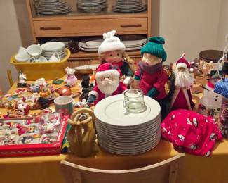 Xmas table and cabinet mcm 4 chairs