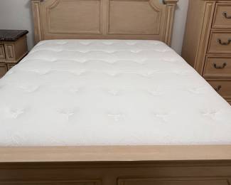 Thomasville Bedroom Suite: Queen Bed Frame, Nightstand and Dresser w Mirror, Highboy, Table Lamp, Art, Queen Mattress/BS