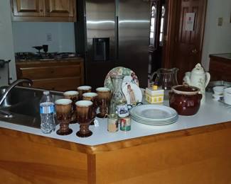 Assorted kitchen items