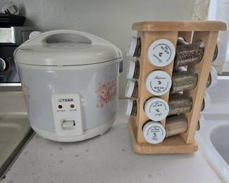 Rice cooker & spice rack