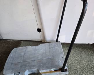 Rubbermaid flatbed cart with fold down handle