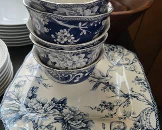 Dishes & matching bowls