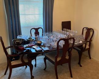 Expandable dining table and chairs