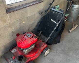 Troy-Bilt chipper/shredder/vac