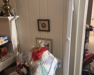 Wall mount quilt hanger 