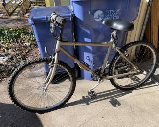 Giant Yukon ‘95’. Barely used! Has nice Schwinn seat.