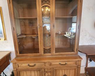China Cabinet included in Dining Set
