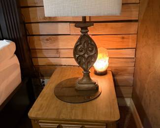 2 Night stand matching lamps 