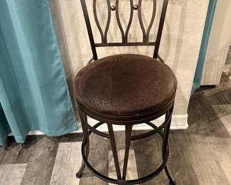 4 metal and wood barstools