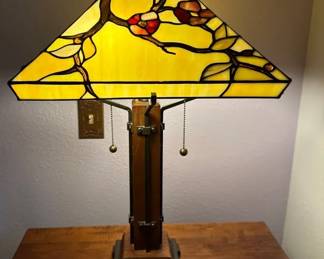 Quoizel Tiffany Style Table Lamp