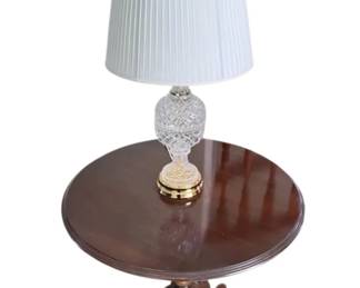 Ethan Allen Tilt Top, Rotating Tea Table w Crystal Lamp