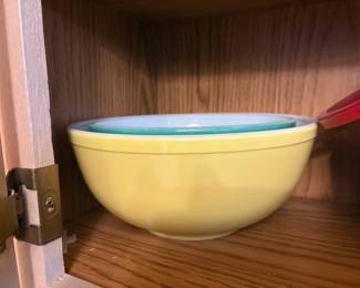 . . . vintage Pyrex bowls