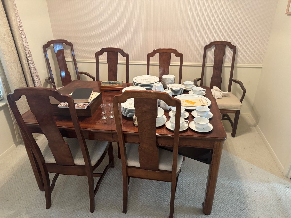 Dining Room Table and 6 Chairs with 2 Leafs - $150