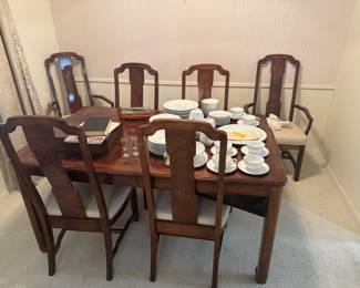 Dining Room Table and 6 Chairs with 2 Leafs - $150