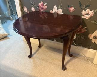 Queen Anne Style Drop-Leaf End Table