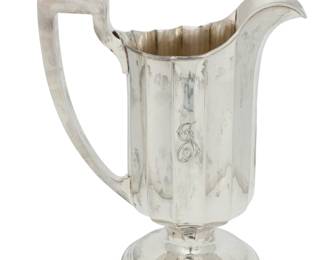 275 Four Reed & Barton silver plated 'King Francis' platters Early 20th century Each with factory marks and pattern; each relief numbered: 1692; each flat numbered: 1682 Comprising a pair of raised three-compartment trays, each with palmette-form sauce wells, and a pair of flat trays, each with foliate trimming to edges 4 pieces Each raised: 2.375" H x 22.5" W x 16.75" D; Each flat: 1.25" H x 22.5" W x 16.75" D Estimate: $300 - $500