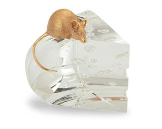 365 A Steuben glass and 18k gold 'Mouse & Cheese' paperweight Early 21st century Designed 1975 by James Houston (1921-20025), model 1006 Etched to underside: Steuben 3.875" H x 3.75" W x 3.375" D Estimate: $2,000 - $3,000