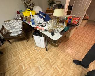 . . . this is a very nice retro Formica table