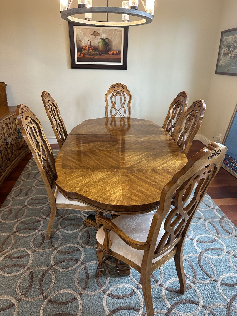 FREE- rext me to pickup.
760-445-0944.     DINING TABLE (with extra leaf) & 6 chairs. 