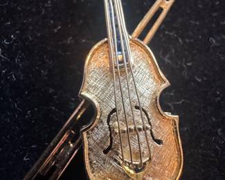 18K Gold Violin Brooch