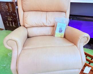 Large size (men’s)  Ultra Comfort by American. Power Lift & Recline Leather Chair