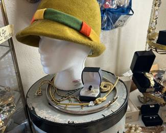Christian Dior chapeaux hat with box