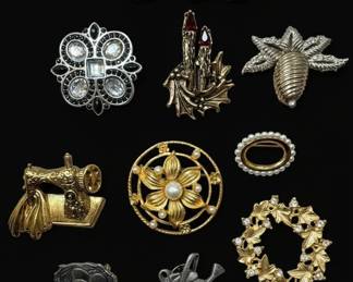 Assorted Vintage Novelty and Floral Brooches Set