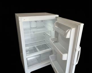 GE 18.1 cu ft Top Freezer Refrigerator Model# GTH18GBDERWW