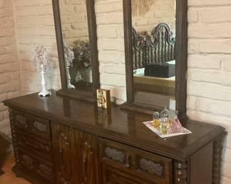 Double mirror dresser