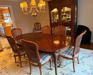 Mahogony Dining Table with 2 Leafs and 6 Chairs
