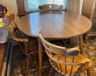 Round maple table with 4 chairs & 2 leafs