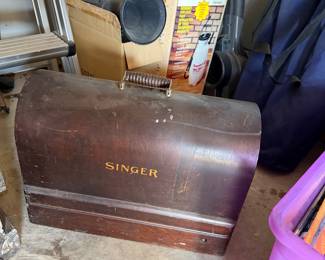 Vintage singer sewing machine 