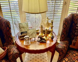 LOVE THIS ELEGANT ANTIQUE BURLED WALNUT PIE CRUST TABLE WITH HAIRY PAW FEET.  