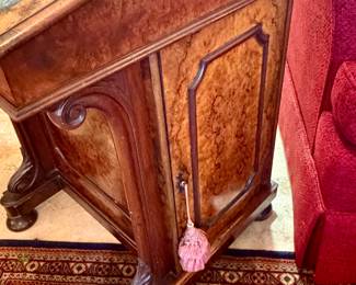 CABINET WITH SIDE DRAWERS.