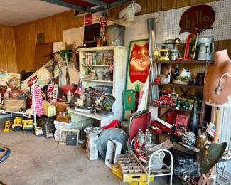 NOW, TO THE RIGHT SIDE OF THE GARAGE.