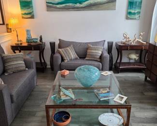 This table might be 300 lbs! Heavy and high quality 