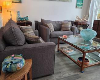 2 love seats like new too