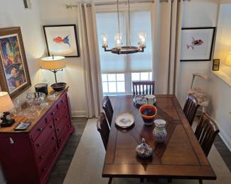 Beautiful dinningroom table with 6 chairs and practically brand new