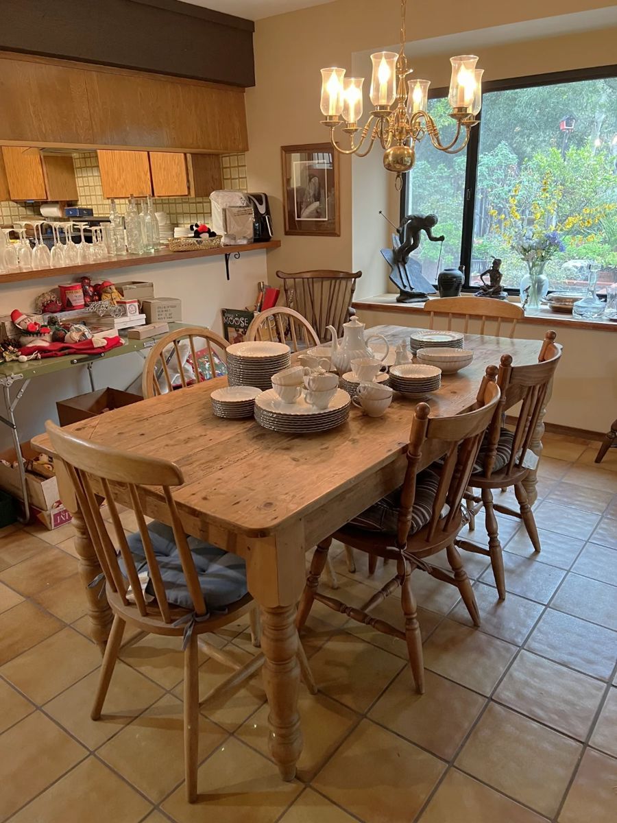 This is a lovely country-style dining table and chairs, along with a dish set.