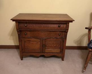 Beautiful oak chest/washstand.