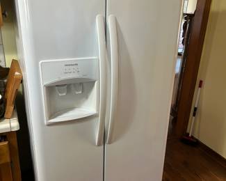 Frigidaire 26 cf side by side.
