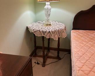 Stuffing corner table.  Round.