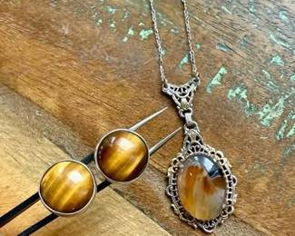 Vintage Agate Pendant STS/STS Tiger Eye Stud Earrings

https://ctbids.com/estate-sale/42170/item/4821325/Vintage-Agate-Pendant-STS-STS-Tiger-Eye-Stud-Earrings
